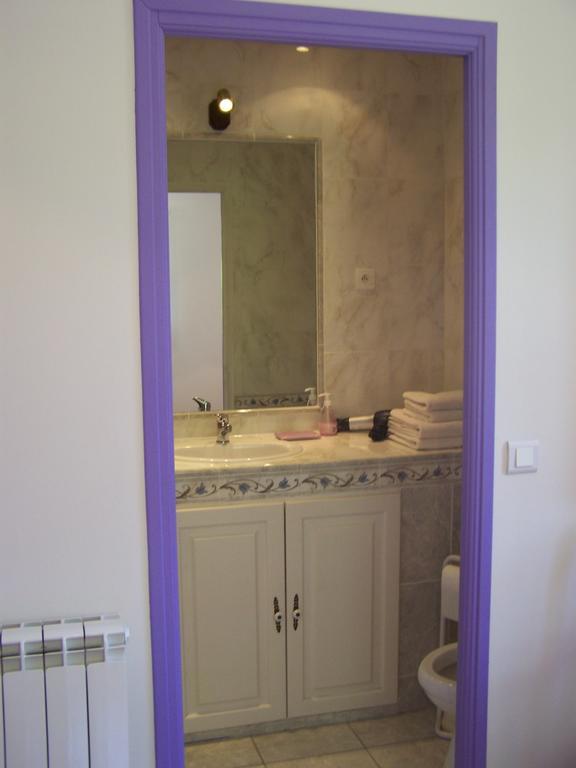 Les Cigales Bed & Breakfast Charols Oda fotoğraf
