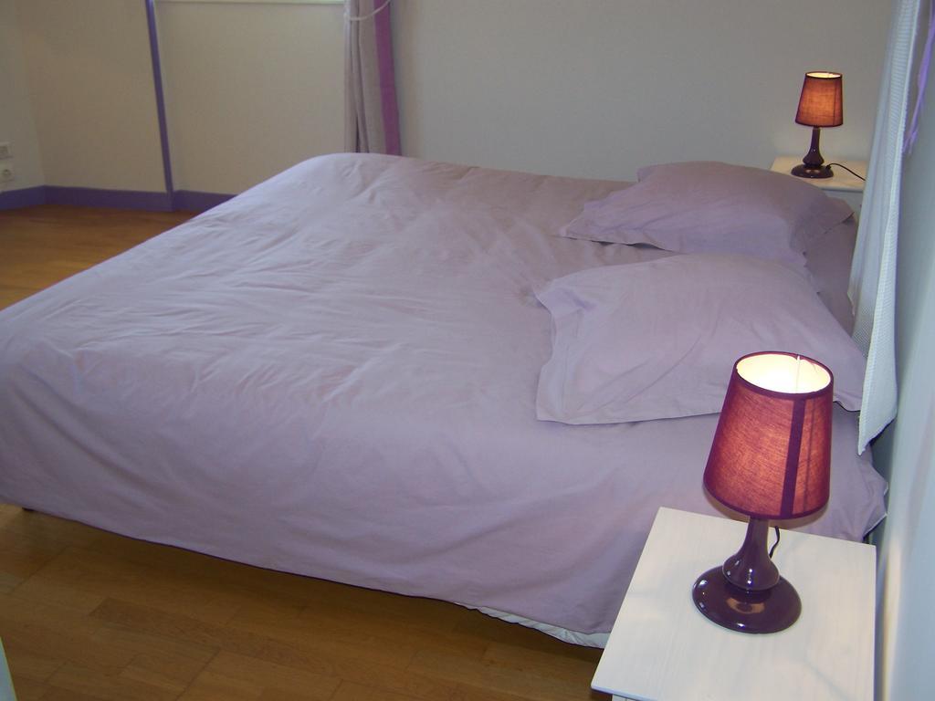 Les Cigales Bed & Breakfast Charols Oda fotoğraf