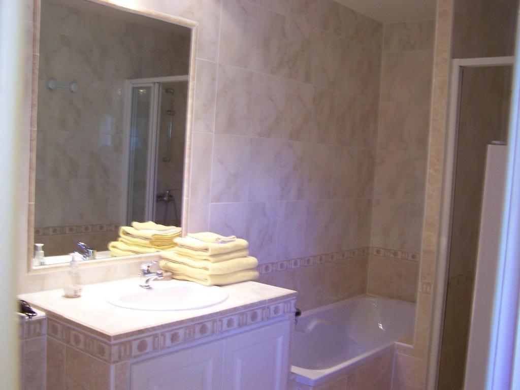 Les Cigales Bed & Breakfast Charols Oda fotoğraf